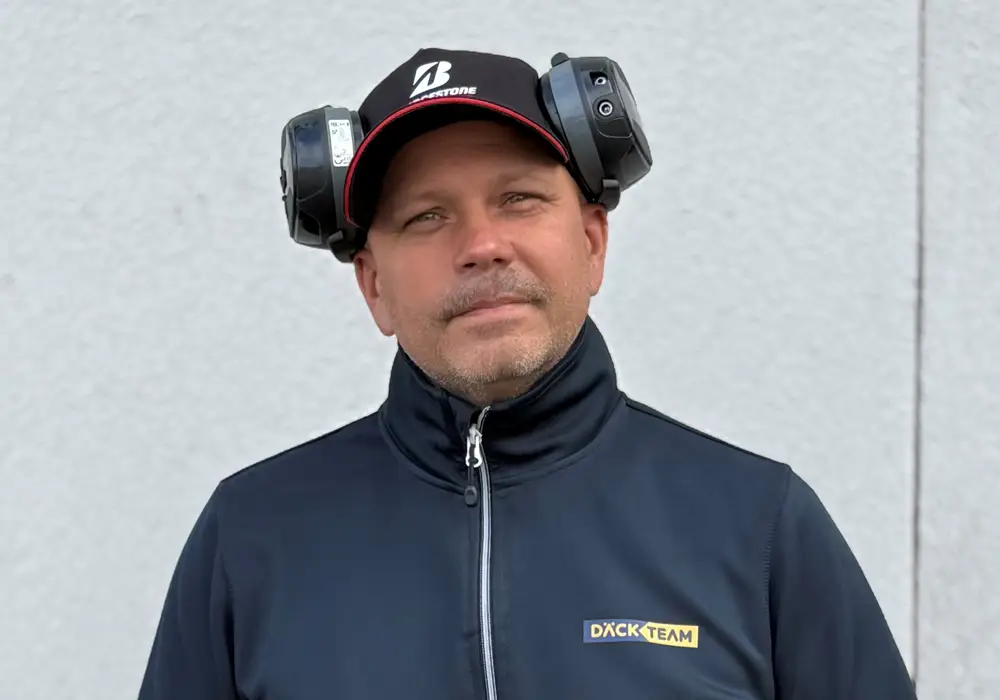 Rikard, man med lite skägg och hörselkåpor på huvudet