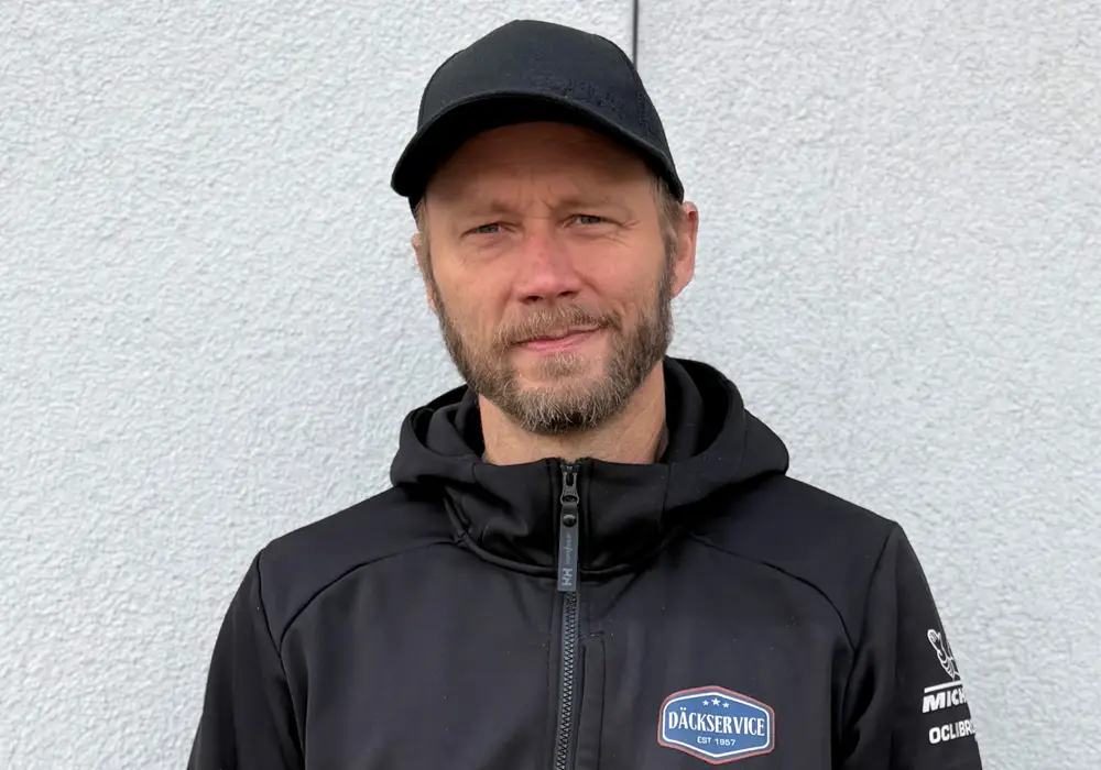 William, man. med skägg och svart keps och däckservice jacka